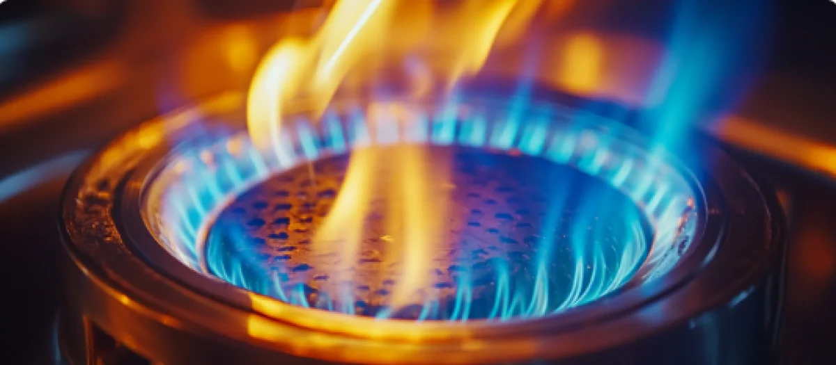 Blaue Gasflamme steht für effiziente Wärme, Energie und zuverlässige Erdgasversorgung durch GEW Wilhelmshaven.