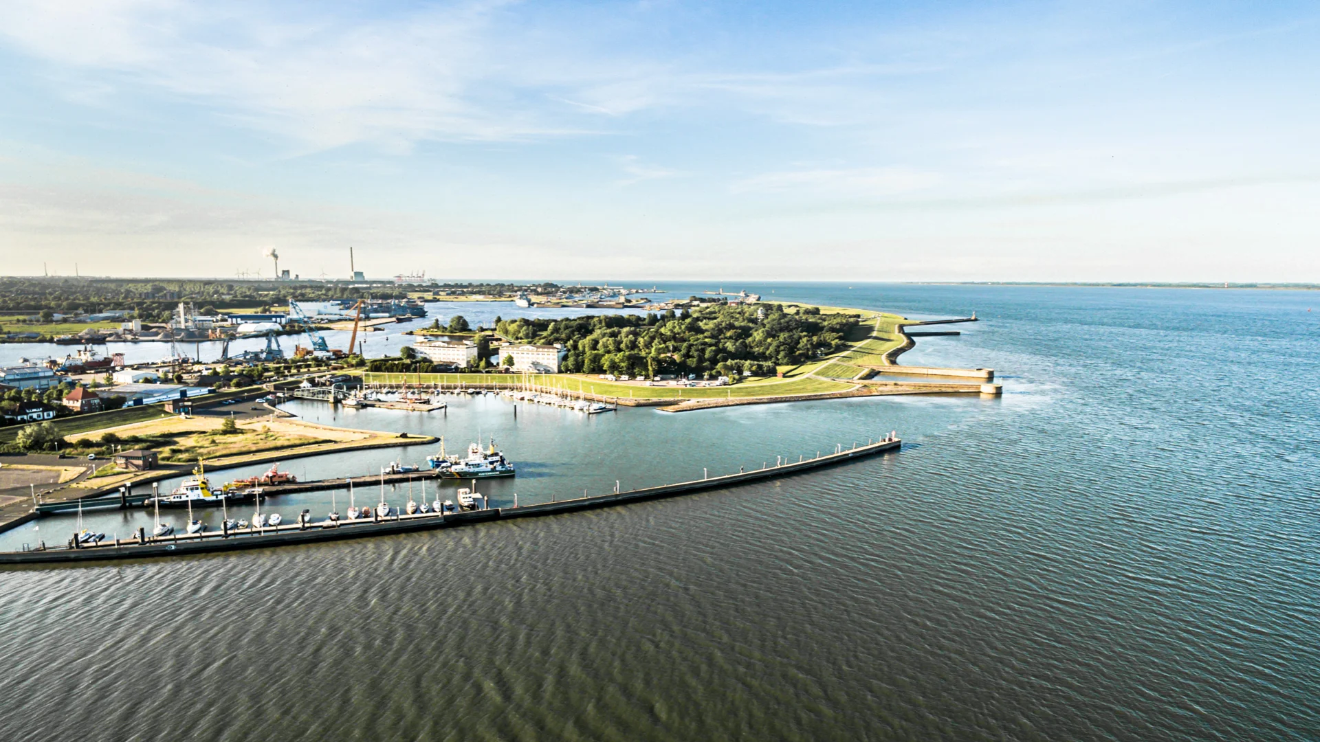 Luftaufnahme von Wilhelmshaven mit Hafen und Küste – Symbol für regionale Verbundenheit und nachhaltige Energieversorgung durch GEW Wilhelmshaven.