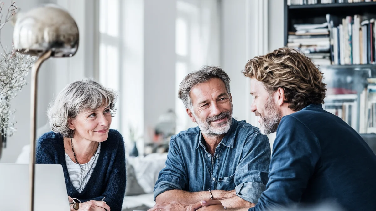 Energieberater im Gespräch mit Kundinnen und Kunden – Symbol für persönliche, kompetente Energieberatung Plus bei GEW Wilhelmshaven.