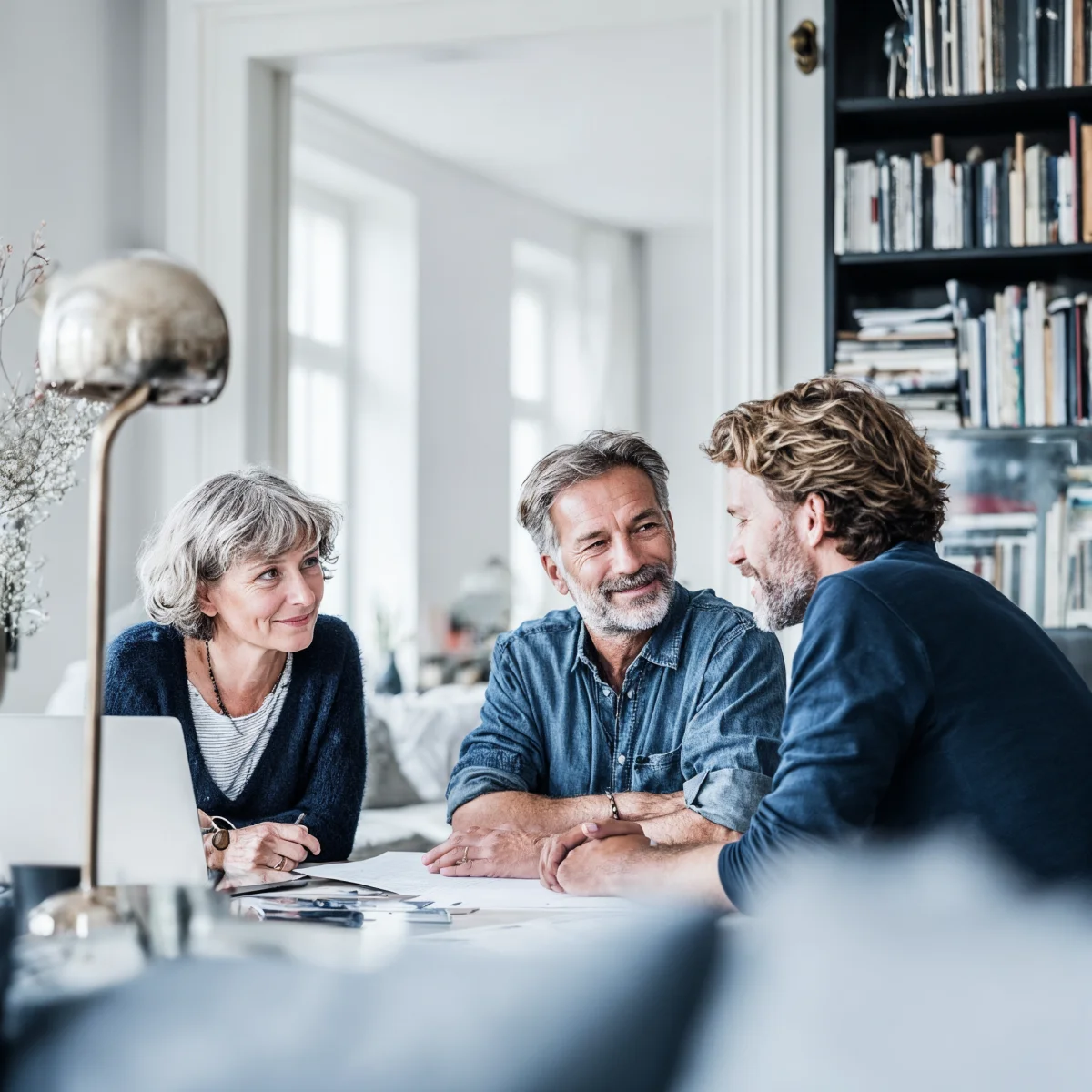Energieberater im Gespräch mit Kundinnen und Kunden – Symbol für persönliche, kompetente Energieberatung Plus bei GEW Wilhelmshaven.