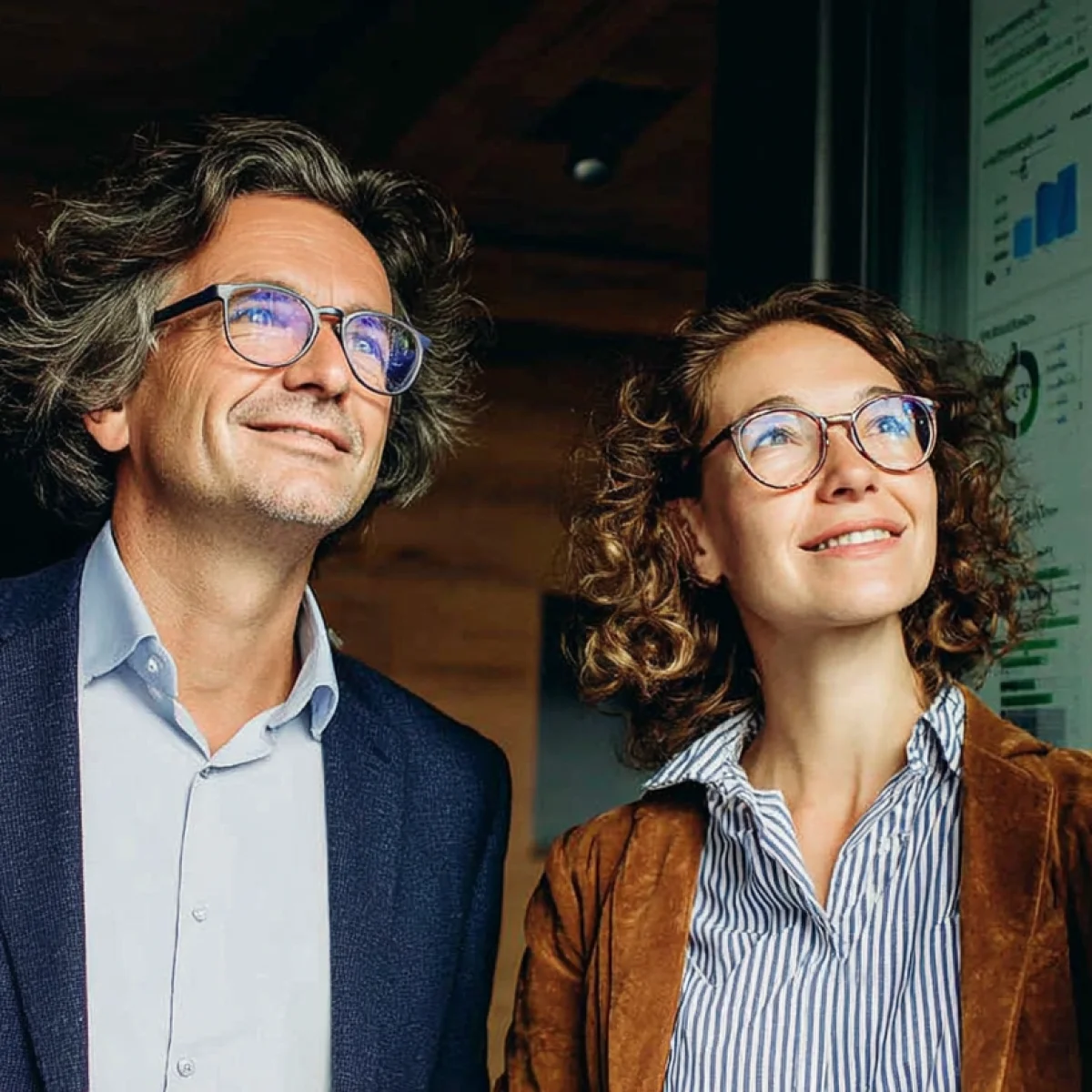 Zwei Personen analysieren Energiedaten auf Bildschirm – Symbol für digitales Energiedatenmanagement und effiziente Energieoptimierung durch GEW Wilhelmshaven.