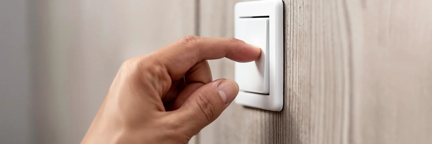 Hand schaltet Licht an – Symbol für verlässliche Grundversorgung mit Havenstrom Basis von GEW Wilhelmshaven.