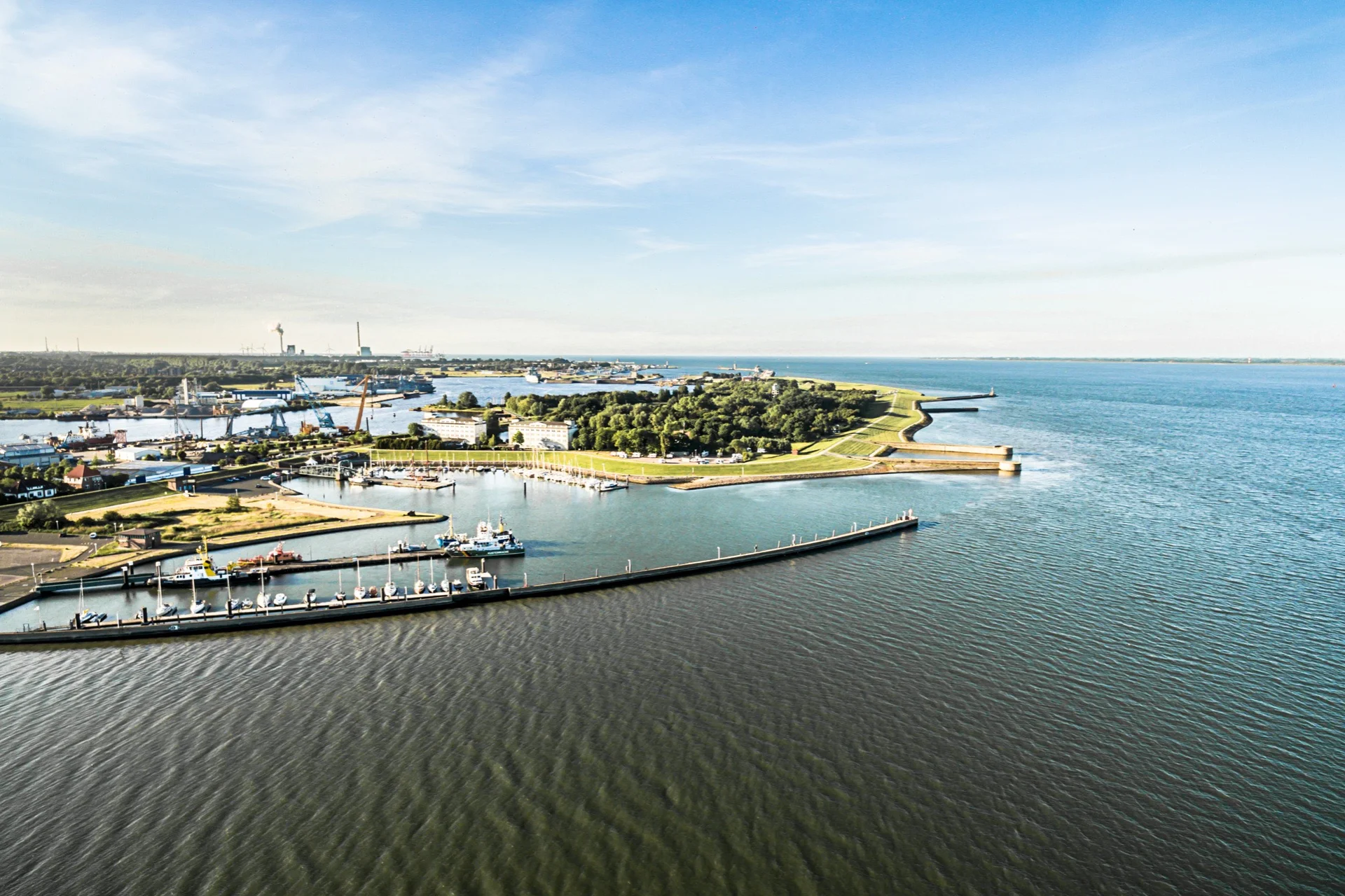 Luftaufnahme von Wilhelmshaven mit Hafen und Nordsee – Symbol für regional erzeugten, nachhaltigen Strom von GEW Wilhelmshaven.