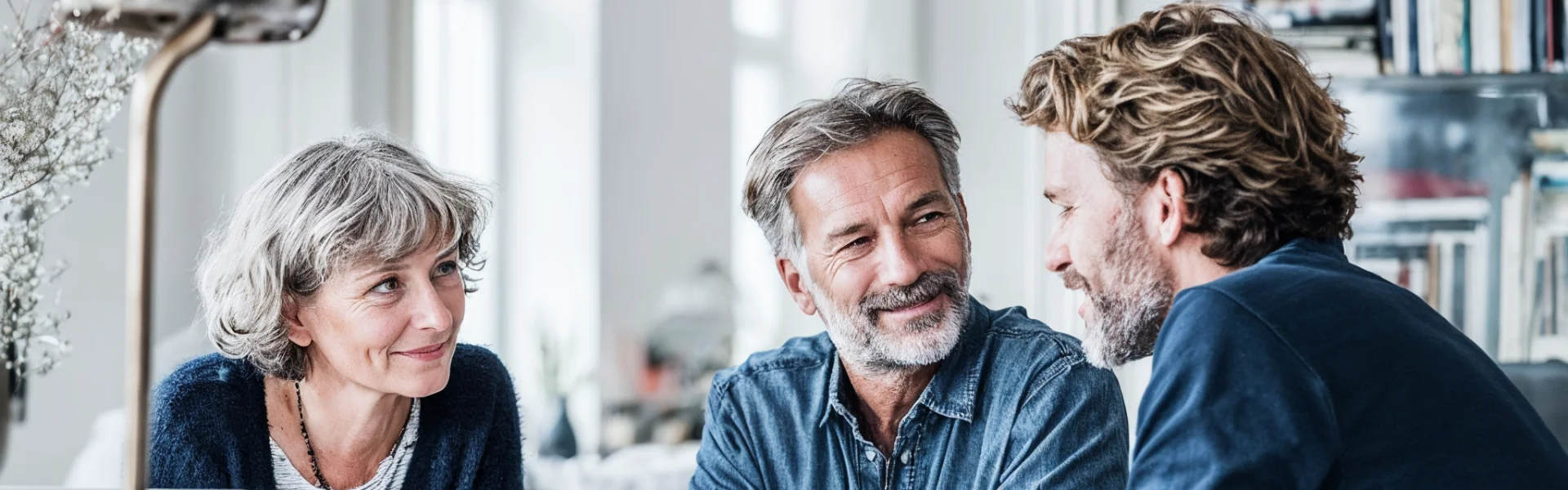 Energieberater im Gespräch mit Kundinnen und Kunden – Symbol für persönliche, kompetente Energieberatung Plus bei GEW Wilhelmshaven.