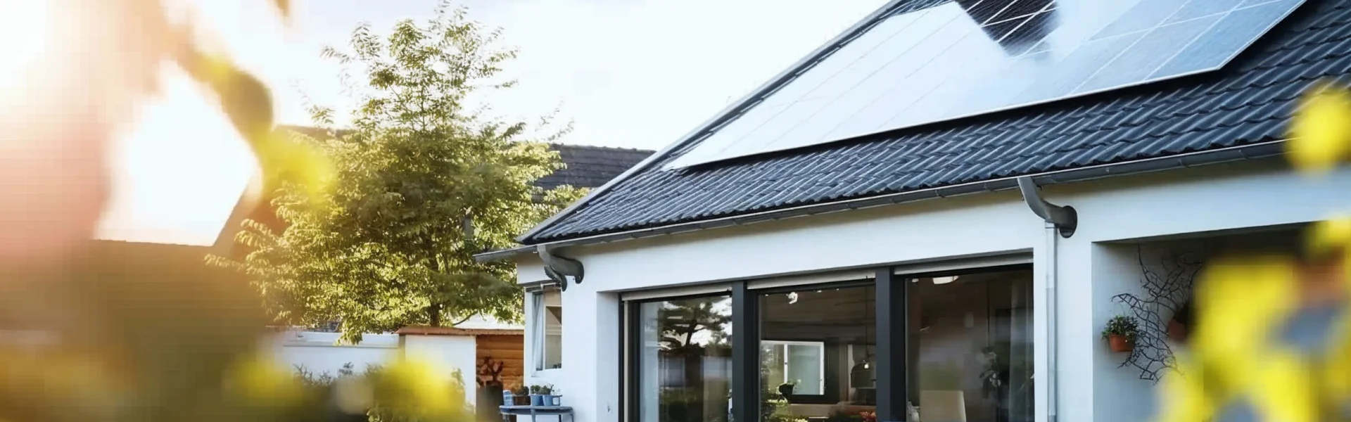 Modernes Einfamilienhaus mit Solaranlage auf dem Dach – Symbol für nachhaltige Stromerzeugung und Photovoltaiklösungen von GEW Wilhelmshaven.